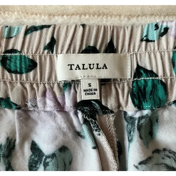 Aritzia Talula Cropped Lightweight Floral Pants/Joggers - Picture 2 of 4